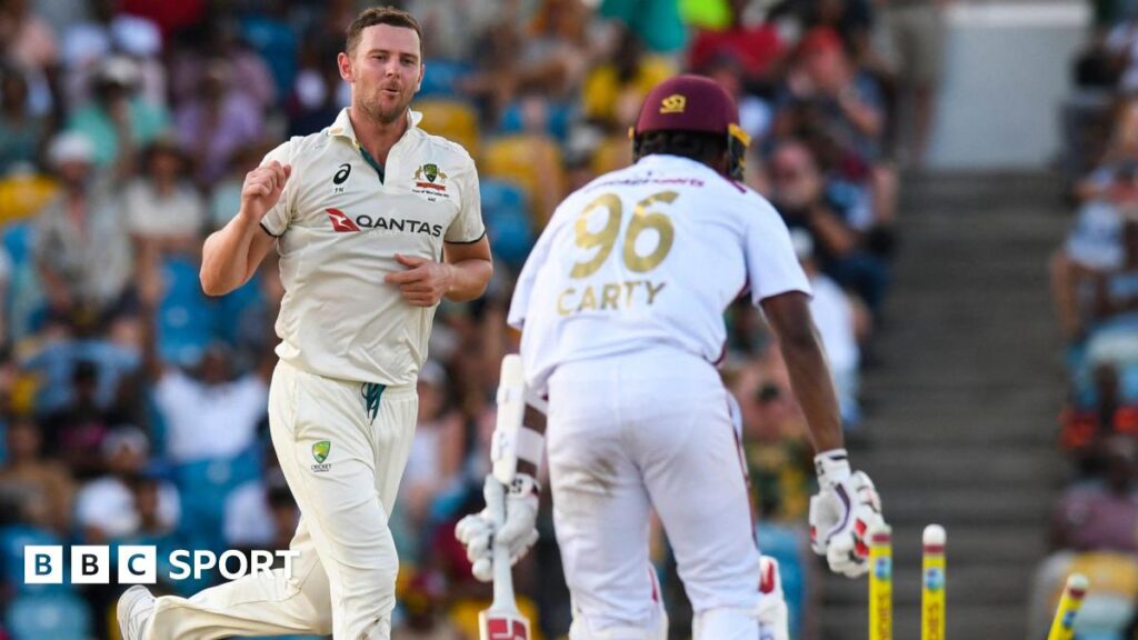 Jack Draper points to the home fans at Queen's