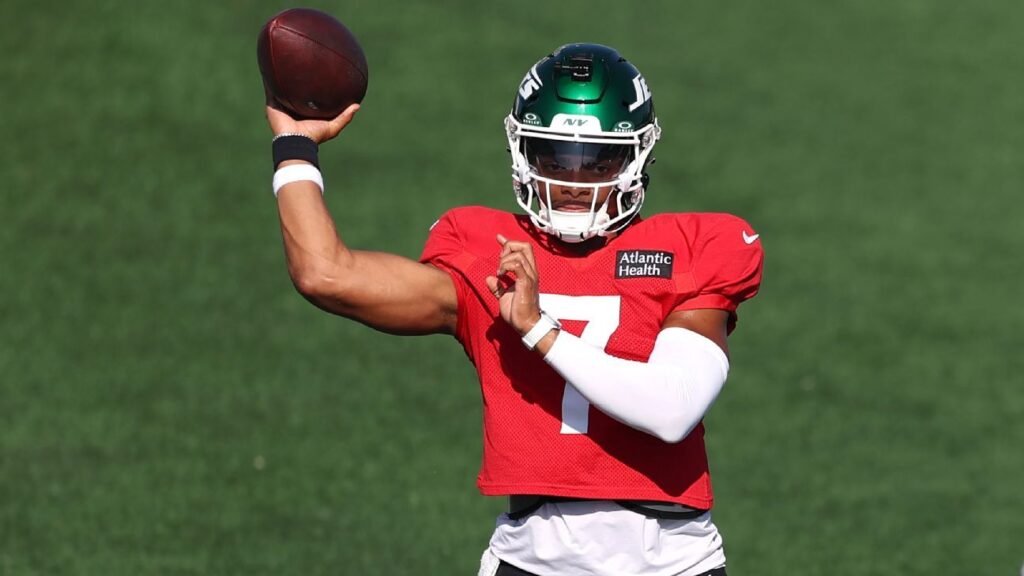 Jets' Justin Fields returns to 11-on-11 drills after injury scare