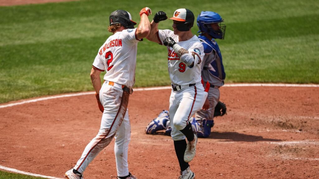 Orioles poke fun at Blue Jays after winning first of double-header