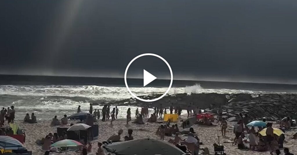 Rare Cloud Sends Beachgoers Running in Portugal