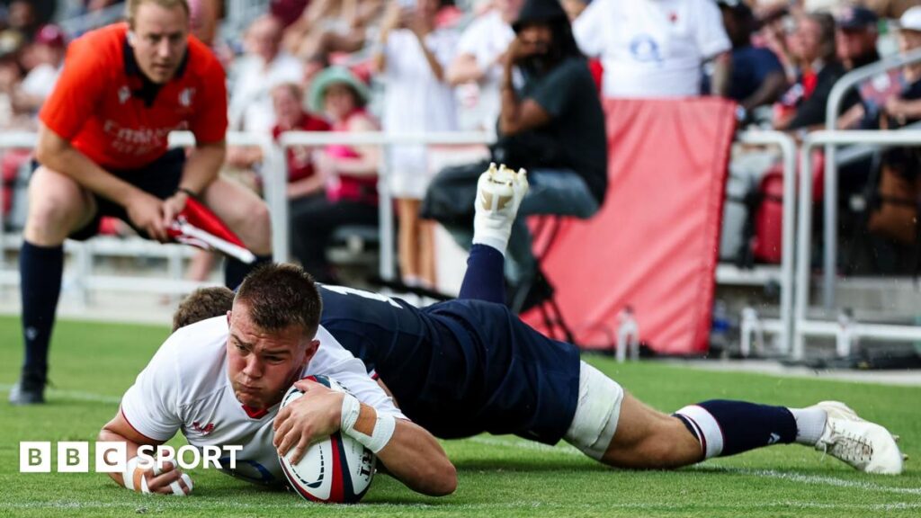 Jack van Poortvliet dives over for a try