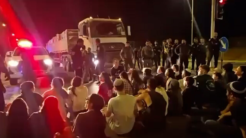 Israeli settlers block Gaza-bound aid trucks | Newsfeed