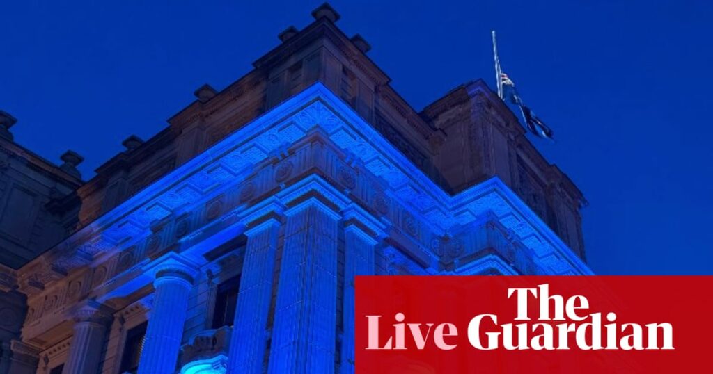 Porepunkah shooting: Victoria’s parliament lit up in tribute to dead officers as police continue search for suspect | Victoria